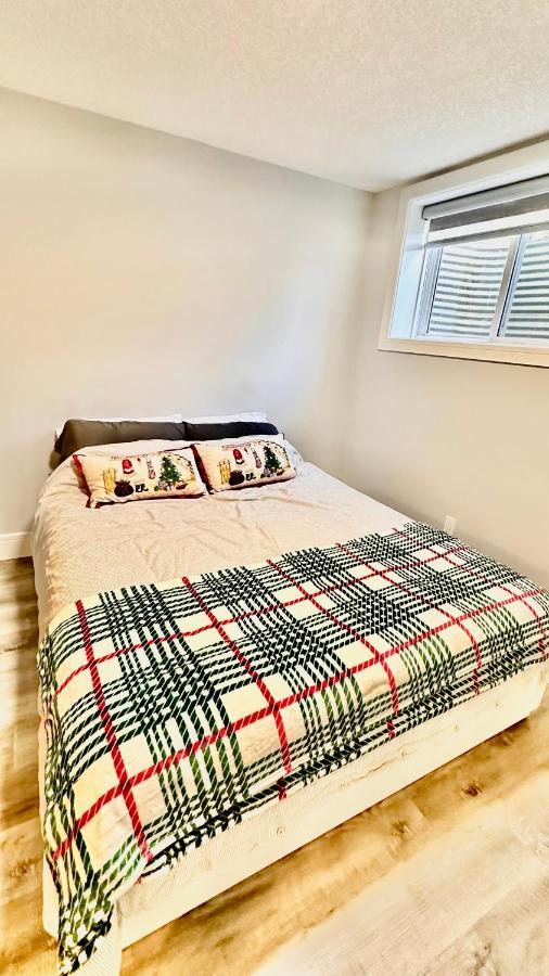 Cozy Basement Suite-溫馨小屋 Designated Parking Калгари Экстерьер фото